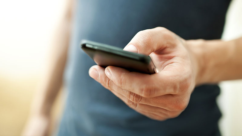 mano che impugna uno smartphone